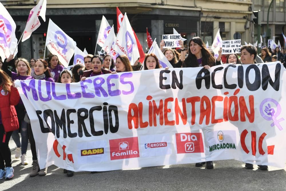 La primera de las manifestaciones convocadas para este 8-M en A Coruña, promovida por CIG, ha recorrido a mediodía las calles del centro de la ciudad.