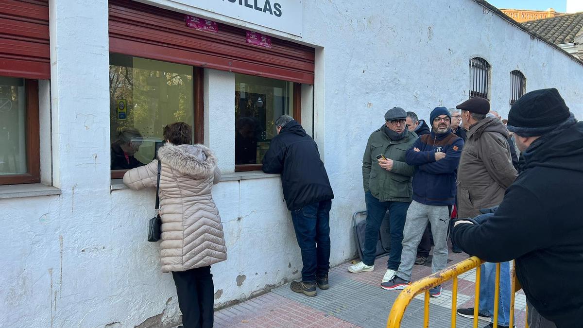 Los aficionados esperan con expectacion la apertura de taquillas para la Feria de la Magdalena.