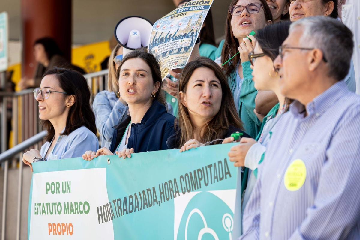 Concentración de los médicos en el hospital Clínico de Zaragoza en el primer día de la segunda seman de huelga médica.