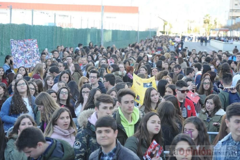 Firma de discos de Aitana en Murcia