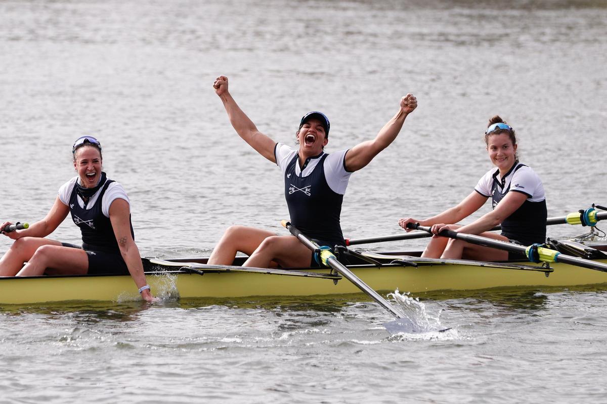 Esther Briz, la primera por la izquierda, tras ganar la clásica Oxford-Cambridge.