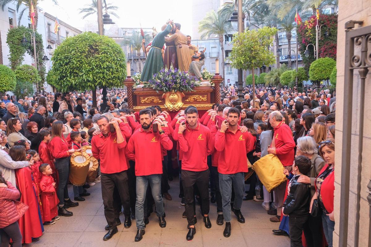 Un momento de la Entrada de Pasos, uno de los eventos más multitudinarios de la Semana Santa de Crevillent, que se celebra en Miércoles Santo