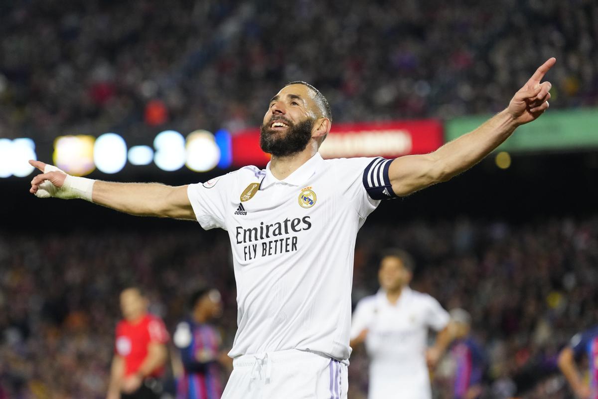 Benzema celebra uno de los tres goles que le marcó al Barça en la semifinal de Copa, en el Camp Nou.