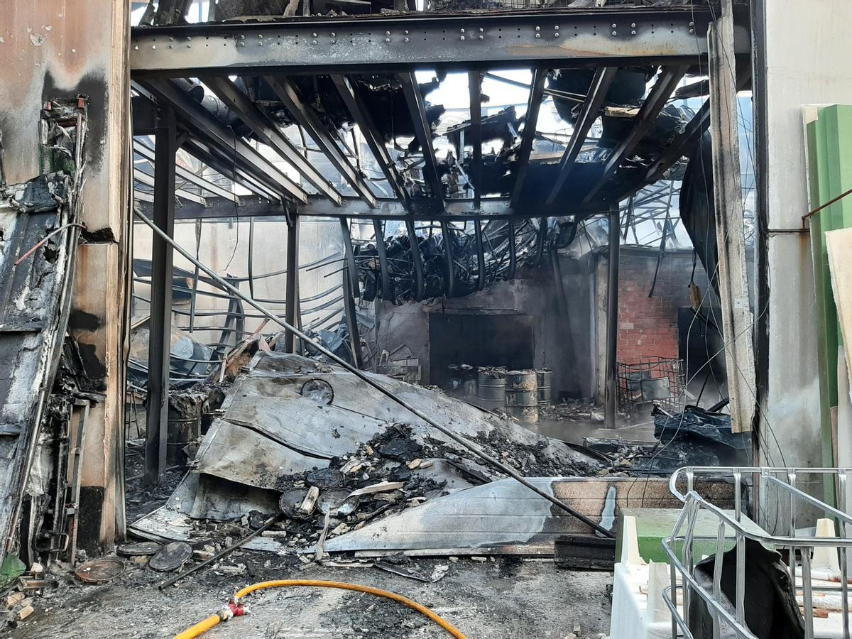 Estado en el que quedó la nave de la empresa Poliésteres Sobral tras el incendio.