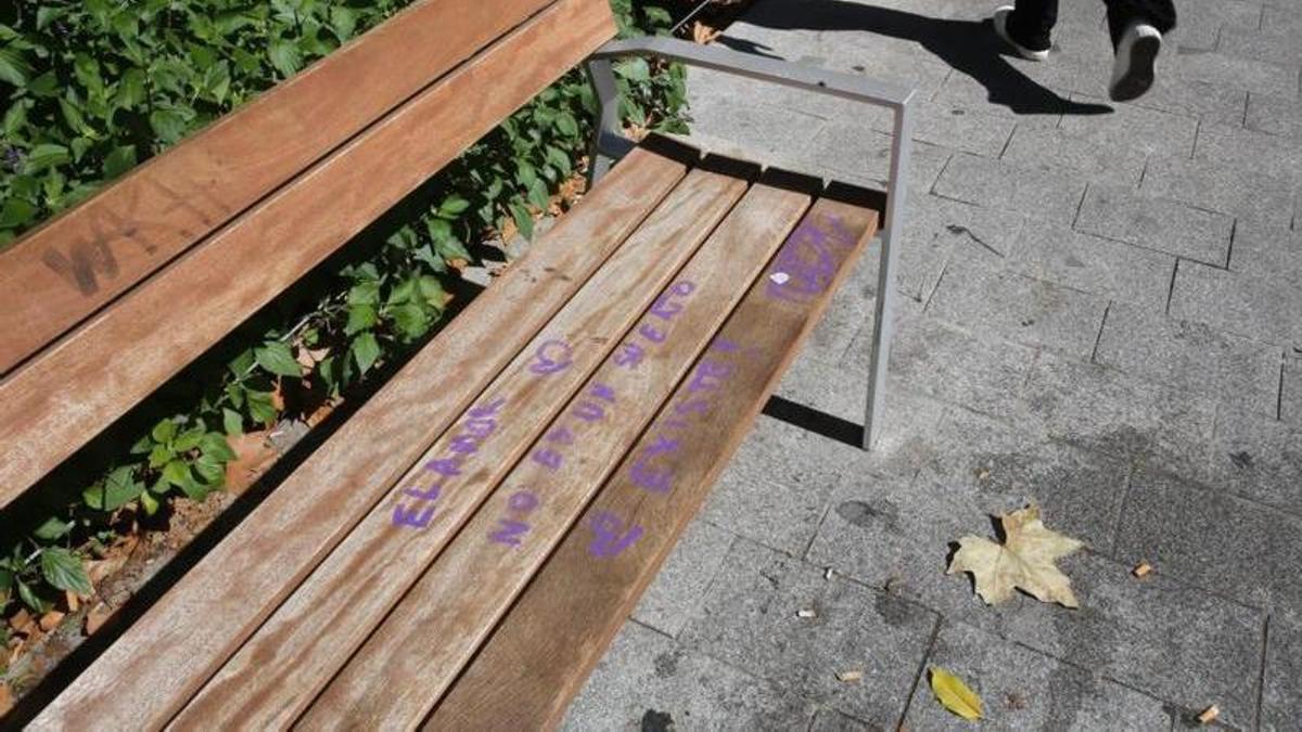 Un banc embrutat de grafits al carrer Consell de Cent. | ELISENDA PONS.