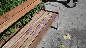 Un banc embrutat de grafits al carrer Consell de Cent. | ELISENDA PONS.