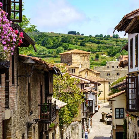 El pueblo más bonito al que viajar en mayo está en Cantabria