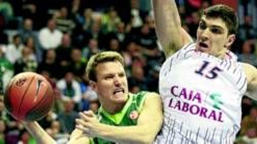 Ganan el Caja Laboral al Unicaja y el Barcelona al Maccabi en el ´Top 16´ de la Euroliga