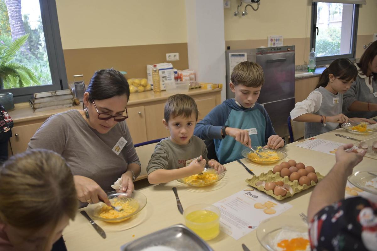 Taller de dulces navideños en el Museo Escolar de Puçol