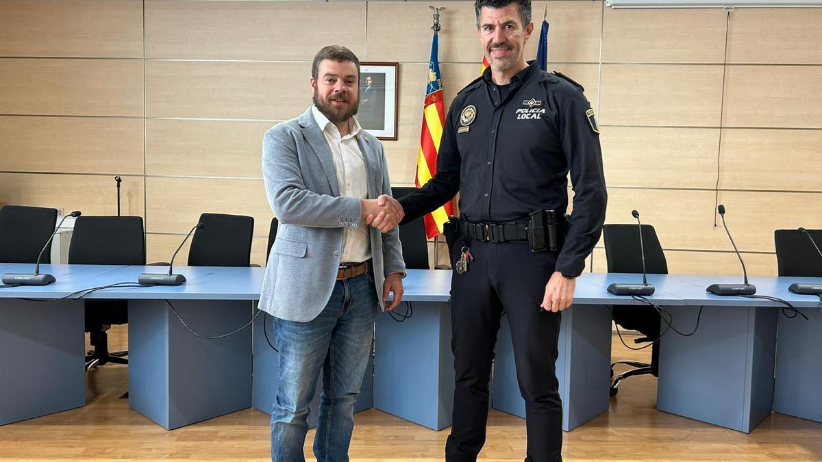El alcalde de La Pobla de Farnals Enric Palanca da la bienvenida al nuevo inspector jefe David Sancho.