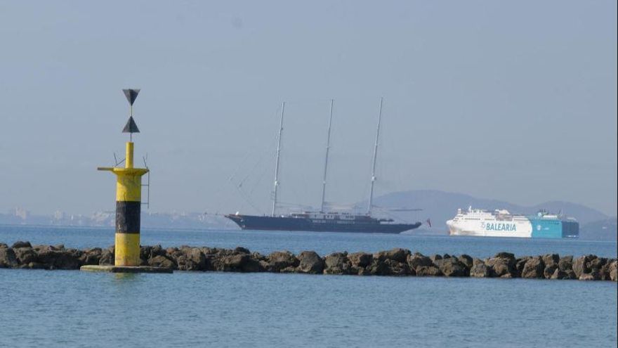 Größer als die Baleària-Fähre: Das ist das Segelschiff des Amazon-Bosses Jeff Bezos vor Mallorca
