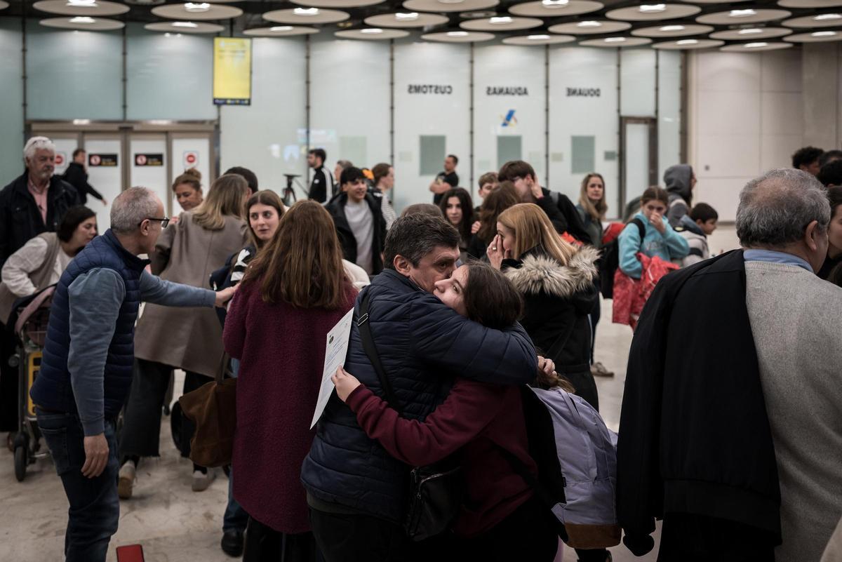 Los primeros españoles evacuados de Oriente Próximo llegan a la Terminal T4 del Aeropuerto Adolfo Suárez Madrid-Barajas, a 3 de marzo de 2026.