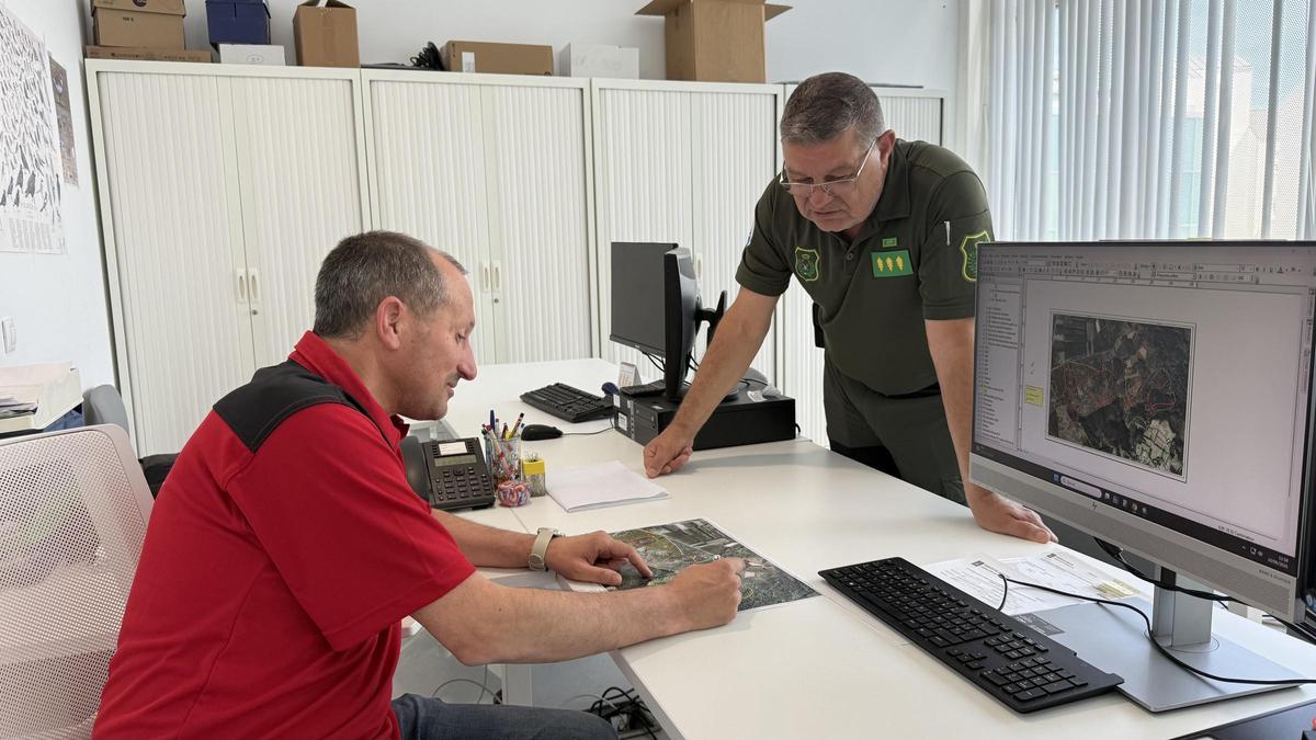 El ingeniero técnico forestal Pablo Vidal y el agente territorial Antonio García Casabella