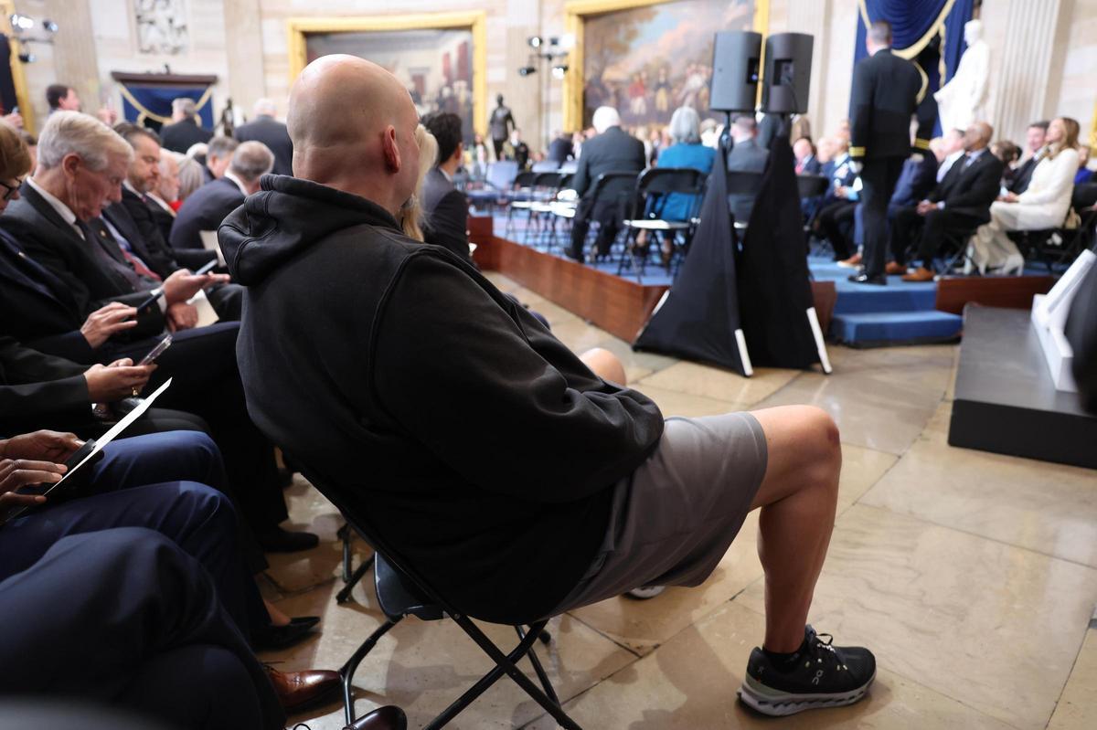 El senador demócrata de Pensilvania John Fetterman, con su 'look' informal, en la ceremonia del Capitolio.