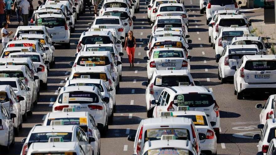 Centenares de taxis bloquean el centro de Madrid.