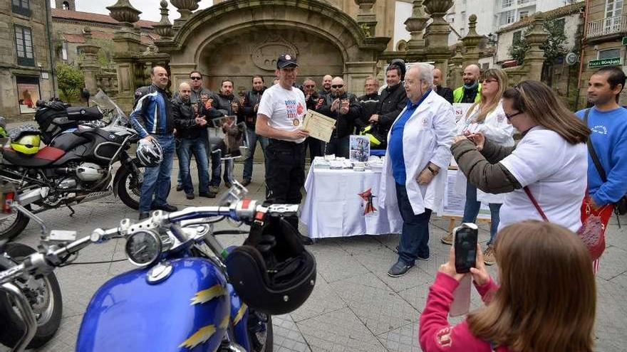 José Luis Martínez, en el centro, con la directiva de Adrovi y los moteros, a su llegada a A Peregrina. // GS