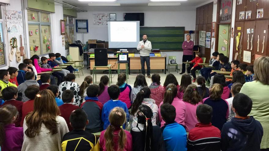 Campillos conciencia sobre medio ambiente a los escolares con una teatralización