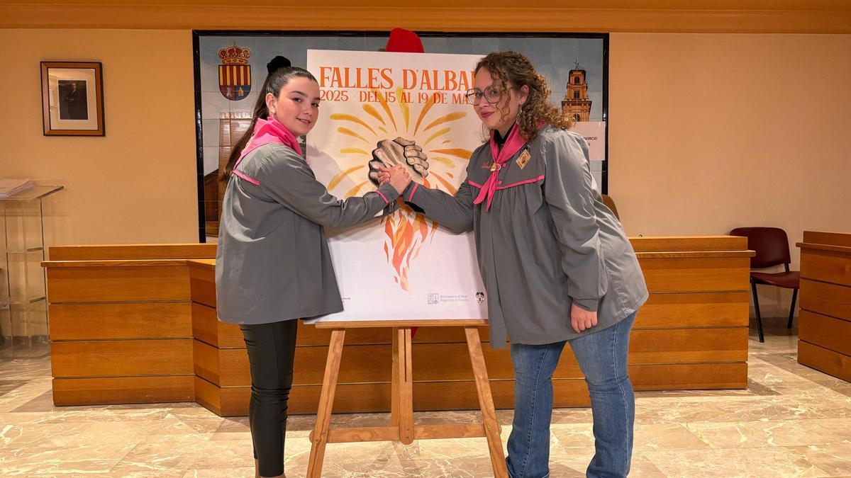 Las dos falleras mayores con el cartel