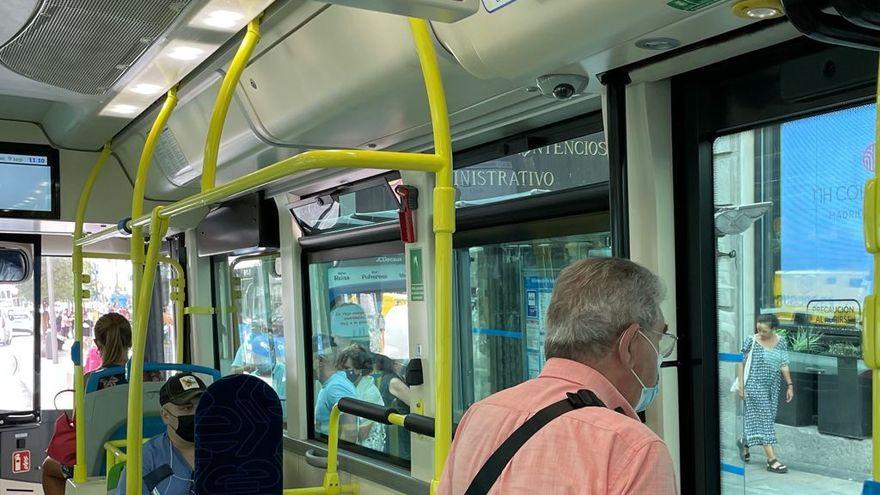 Sobre la cabeza de este viajero de bus en Madrid, una cámara de vigilancia.