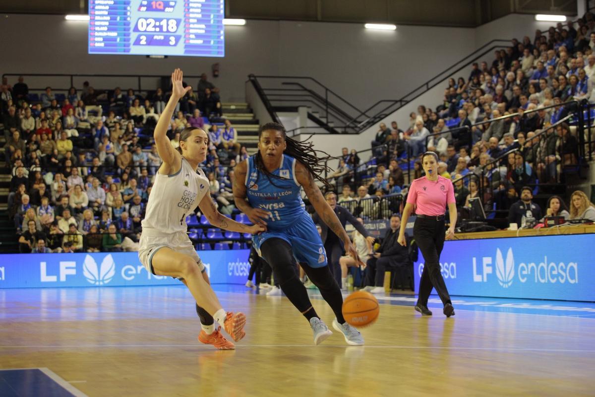 Alba Prieto defiende a Zellous en el partido Hozono Global Jairis-Perfumerías Avenida Salamanca