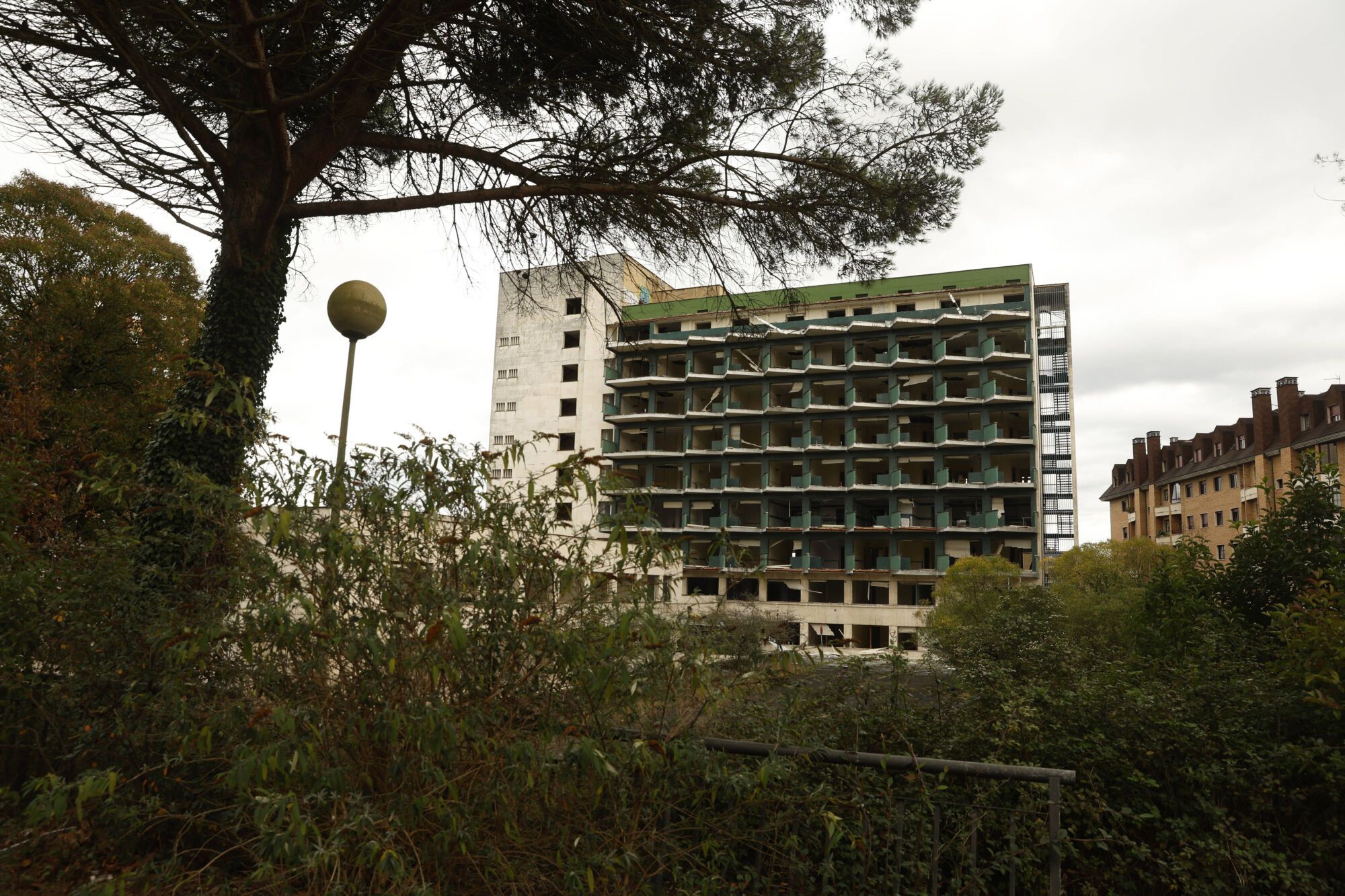 EN IMÁGENES: Viaje al interior del viejo HUCA, desvalijado y vandalizado por su abandono