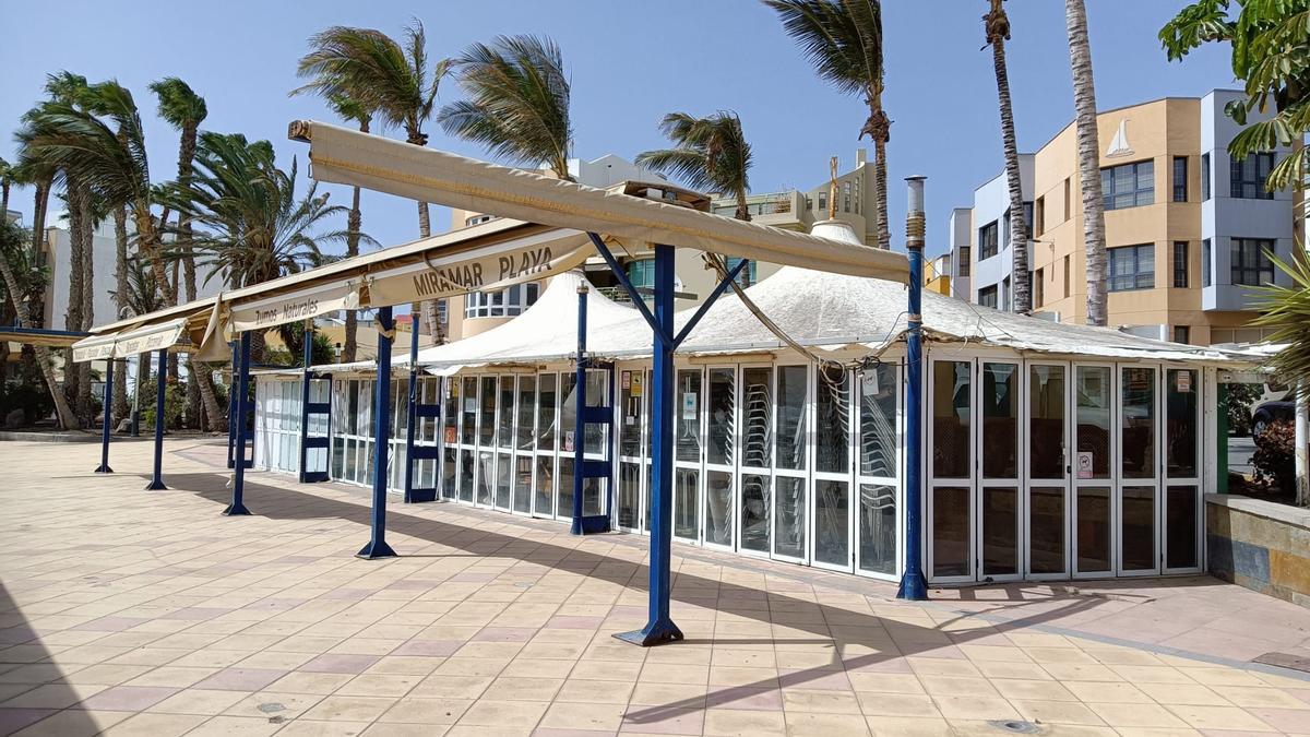 Restaurante La Barca de Playa de Arinaga, cerrado al público.