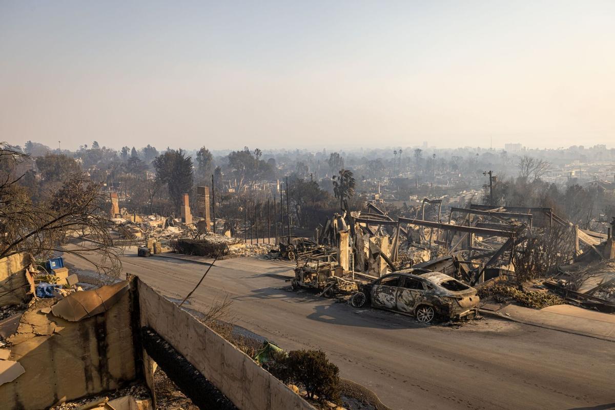 Devastación en las calles de Los Ángeles tras el fuego