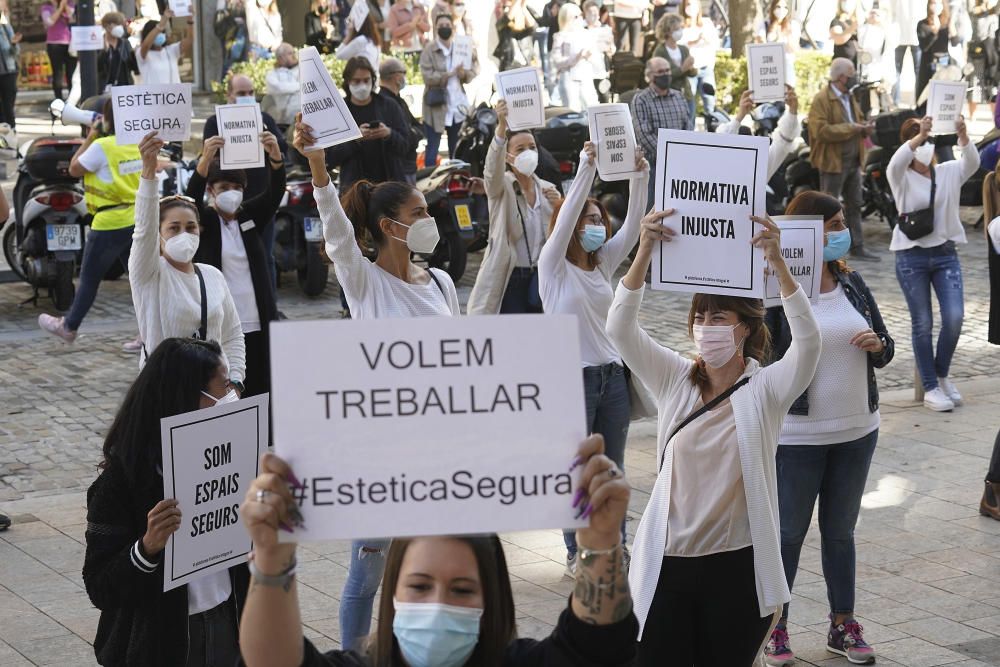 L''hostaleria i l''estètica gironines surten al carrer per protestar contra el tancament