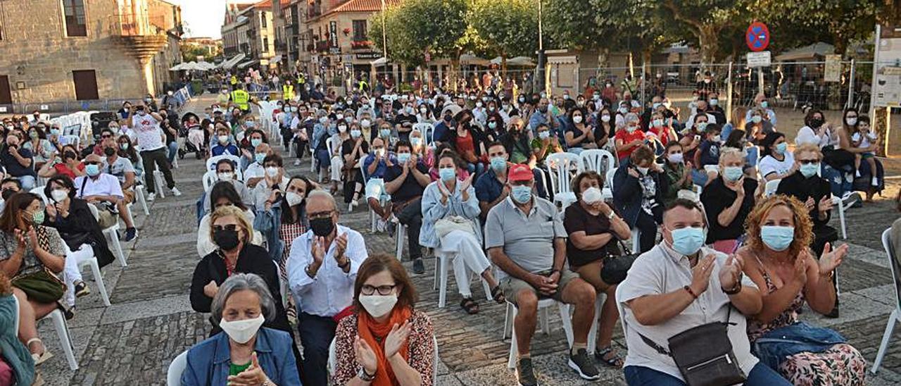 Público asistente al concierto, en la plaza de Fefiñáns. |   // NOÉ PARGA