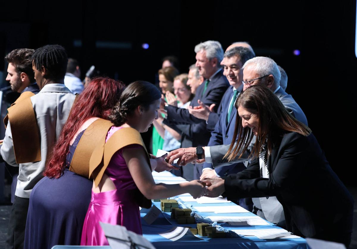 El Auditorio Mar de Vigo acogió la graduación de la Escuela de Ingeniería Industrial de la Universidade de Vigo. En el acto estuvieron presentes 282 alumnos y autoridades como Alfonso Rueda y Abel Caballero. El Auditorio Mar de Vigo acogió la graduación de la Escuela de Ingeniería Industrial de la Universidade de Vigo. En el acto estuvieron presentes 282 alumnos y autoridades como Alfonso Rueda y Abel Caballero.