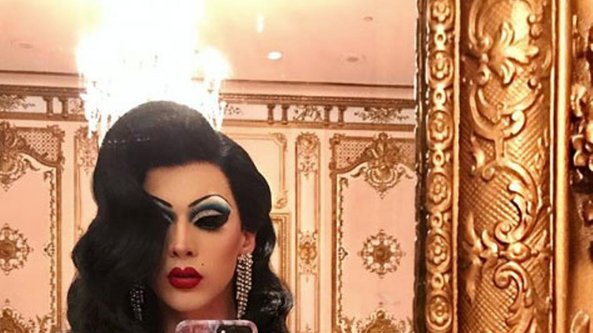 La 'drag queen' Violet Chachky con vestido rosa