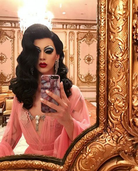 La 'drag queen' Violet Chachky con vestido rosa