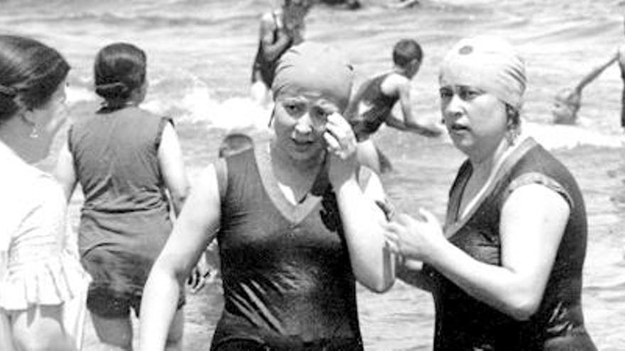 Bikinis waren Teufelszeug: Badeszene an einem Strand bei Valencia Anfang der 50er Jahre