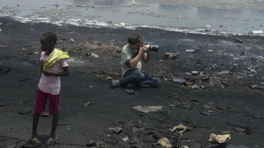 Emilio Fraile realiza una fotografía en el vertedero de Agbogbloshie, en Ghana.