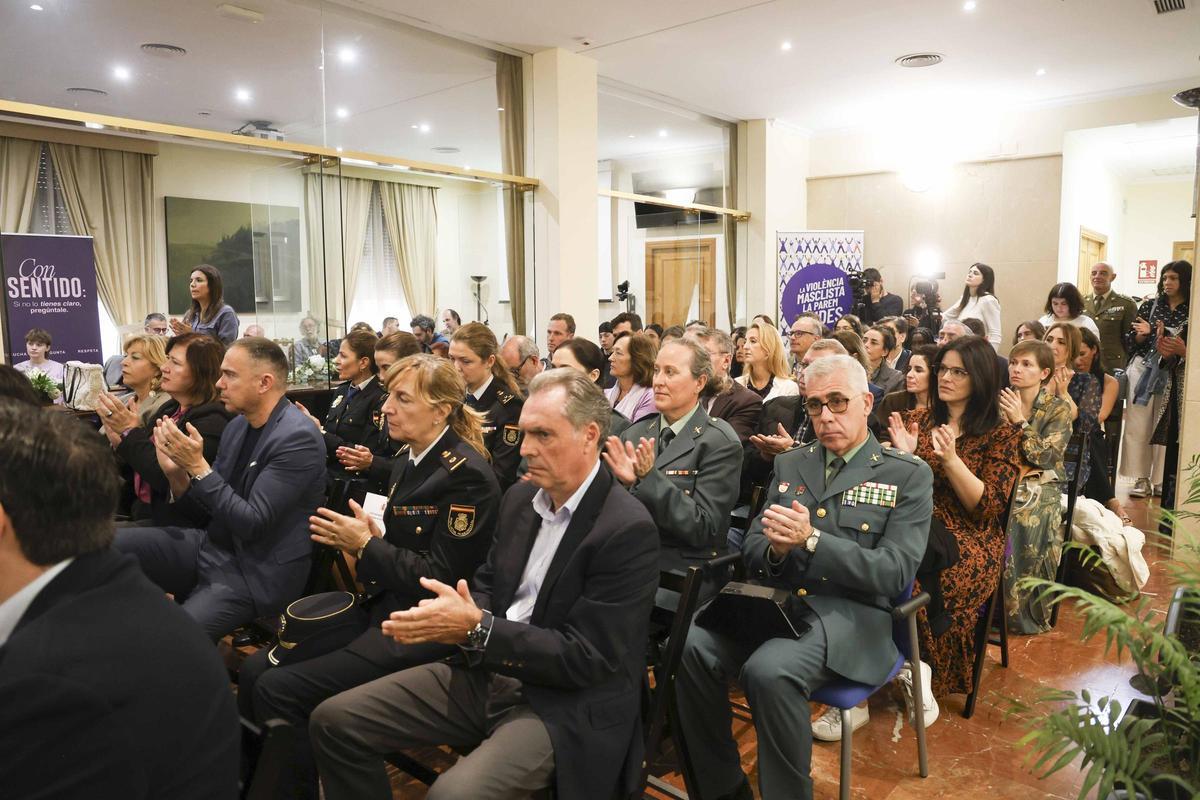 "Una puerta violeta" en la Subdelegación del Gobierno en Alicante por el 25N