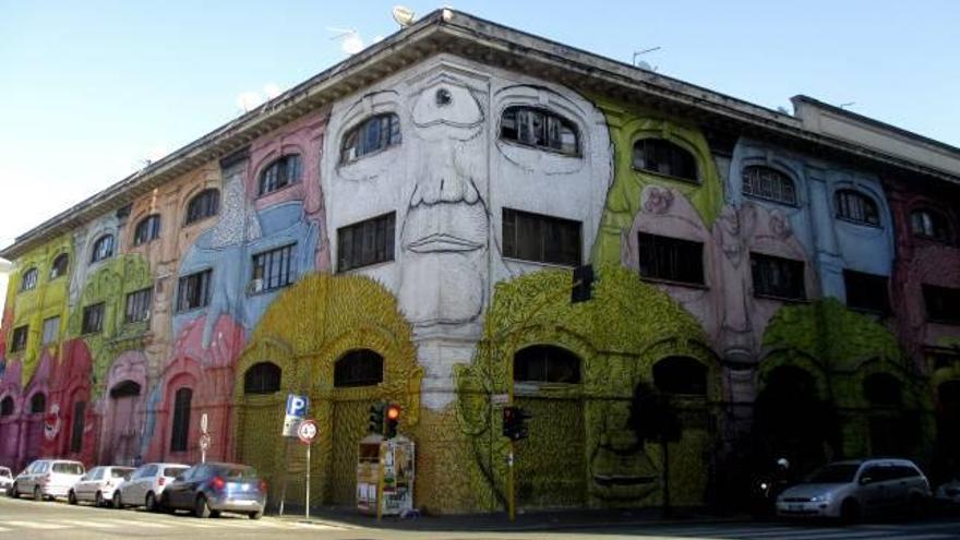 Las pinturas decoran un barrio desfavorecido de Roma.