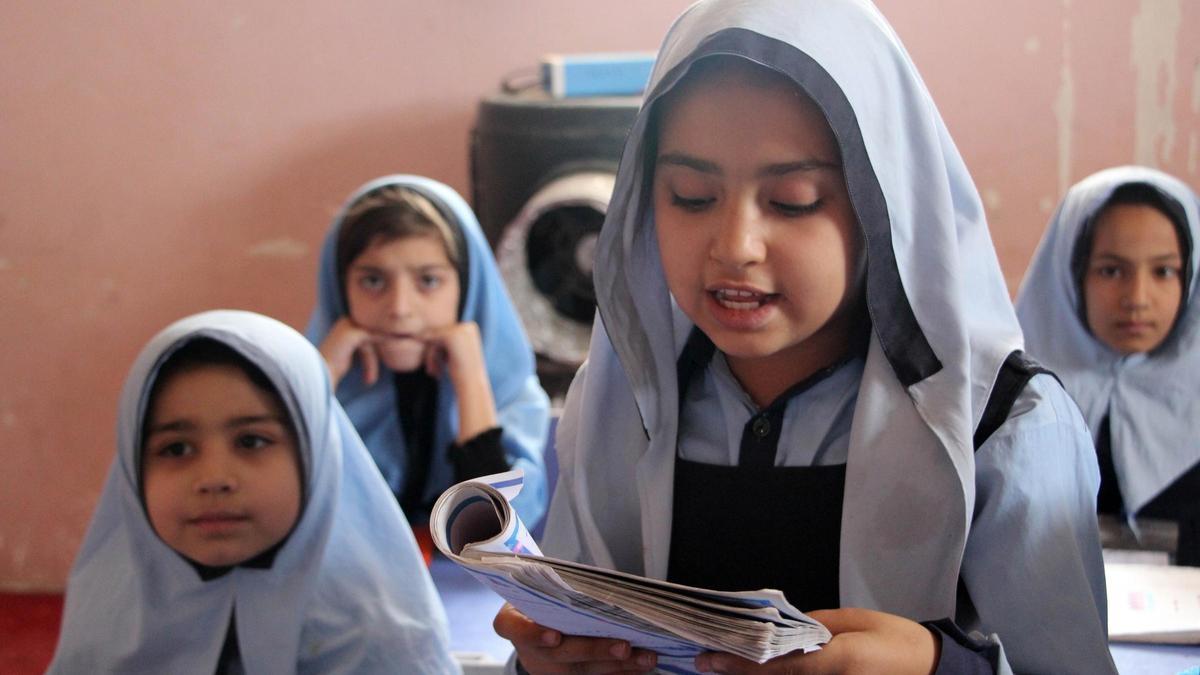 Unas niñas afganas asisten a clase, este jueves en Kandahar.