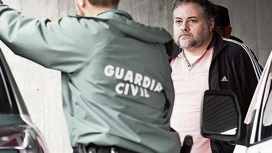 El vecino de Labañou acusado de matar a su hijo se dispone a entrar en el coche de la Guardia Civil, tras salir de Nuevos Juzgados. | carlos pardellas