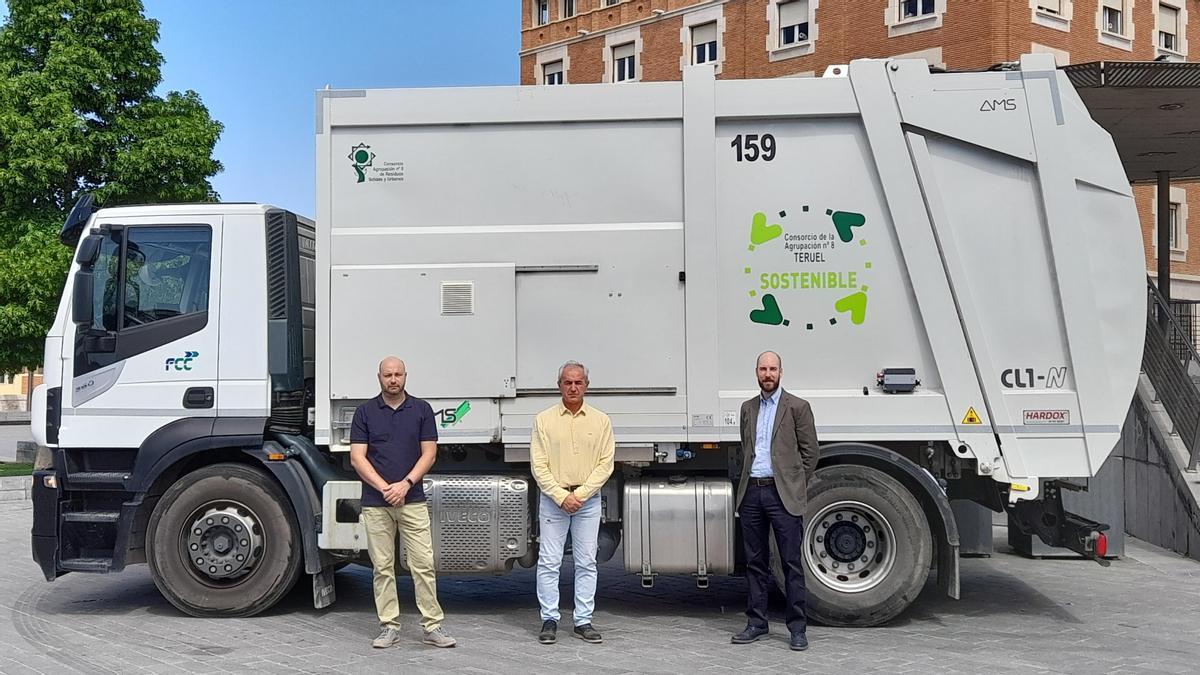 Jorge Yagüe, encargado general de FCC; Samuel Morón, presidente del Consorcio de la Agrupación 8 de Teruel; y Juan Palos, jefe de Servicio de FCC