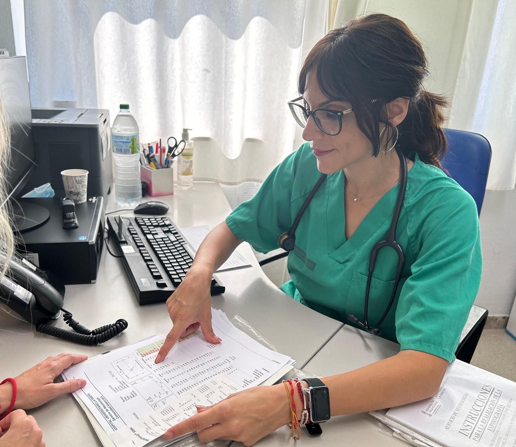 La neumóloga Laura Novella, responsable de la Unidad de Desahituación Tabáquica del Hospital de La Ribera.