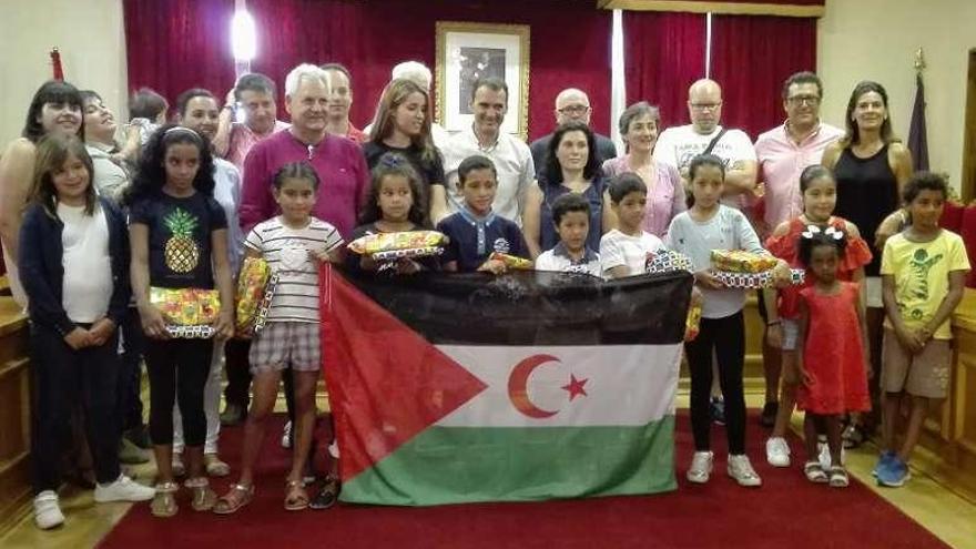 Miembros de la corporación municipal y familias de acogida en la recepción a los niños saharauis. // D.B.M.