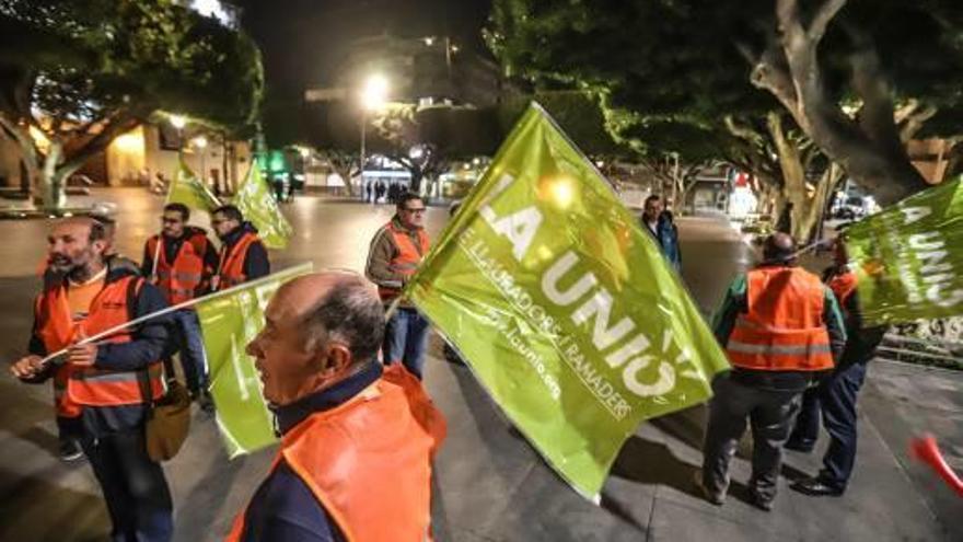 Los agricultores protestaban anoche en Almoradí ante la situación que sufre el sector citrícola de la Comunidad Valenciana, donde La Unió calcula más de 200 millones de pérdidas.