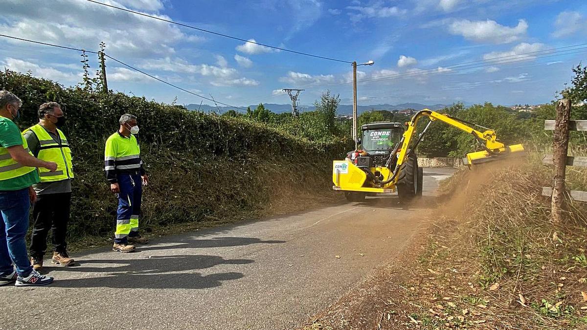 Siero desbrozará 550 kilómetros de caminos y vías municipales | R. A. I.