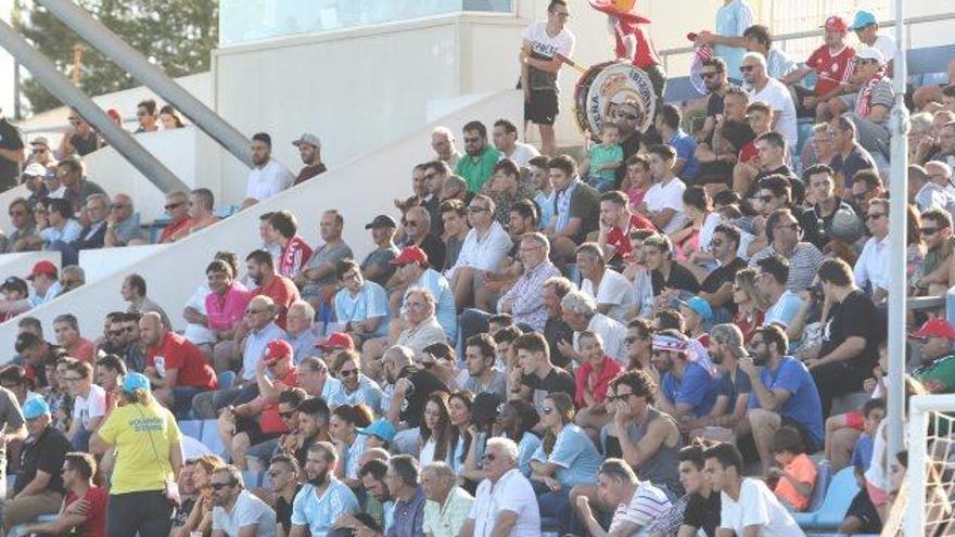 Público en el partido de vuelta ante La Unión, primer rival al que superó la UD Ibiza.