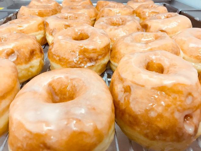 Hornada de donuts glaseados clásicos de Lukumás, en Barcelona