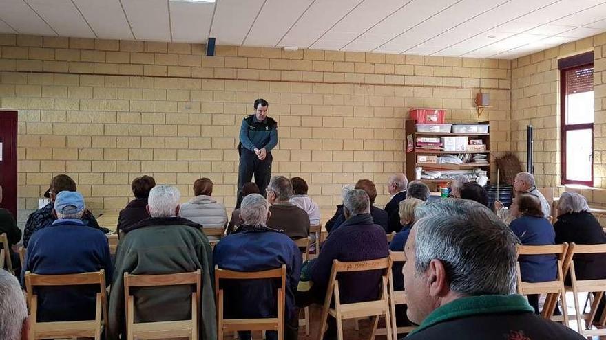 Vecinos de Morales de Rey asisten a una conferencia impartida por agentes de la Guardia Civil sobre prevención de robos en domicilios.