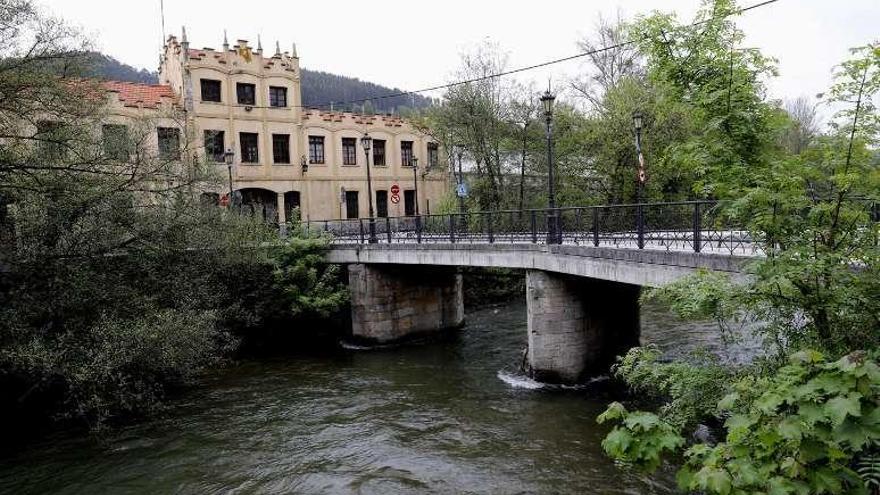 El puente desde el que se precipitó el hombre.