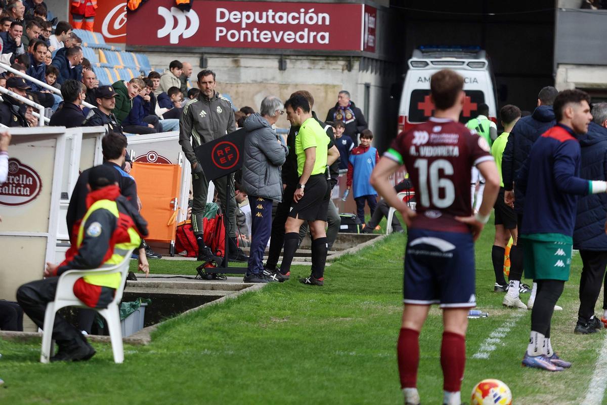 El colegiado asiste al monitor del FVS en el duelo ante el Real Madrid Castilla en Pasarón.