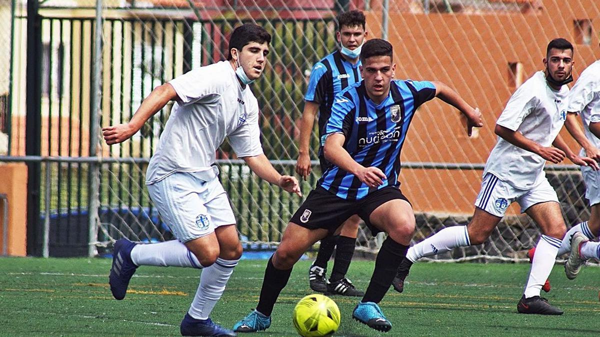 Una jugada del partido entre el Longuera y el San José B, correspondiente a la Liga provincial de juveniles. | | ANDRÉS DÉVORA