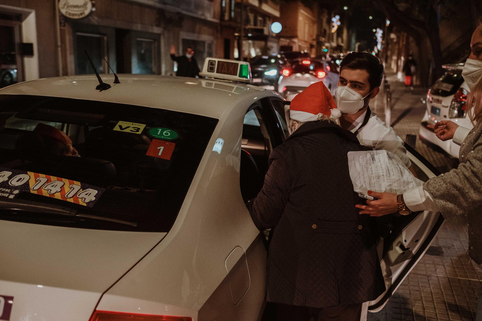 Caravana de taxis para que los mayores puedan ver las luces de Navidad